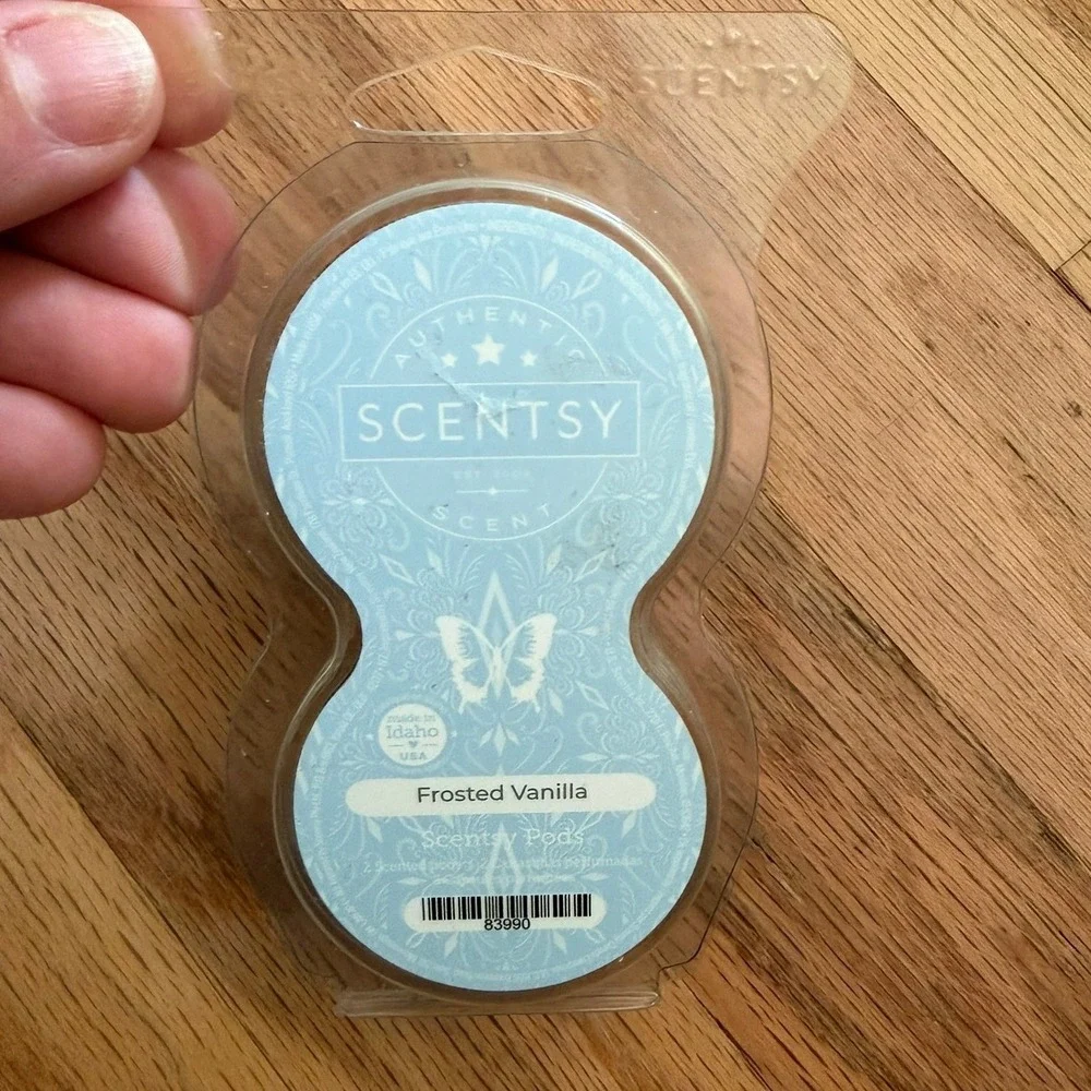 Scentsy NEW Bundle Mini Fan Diffuser and Frosted Vanilla Scent  2-Pack Pods